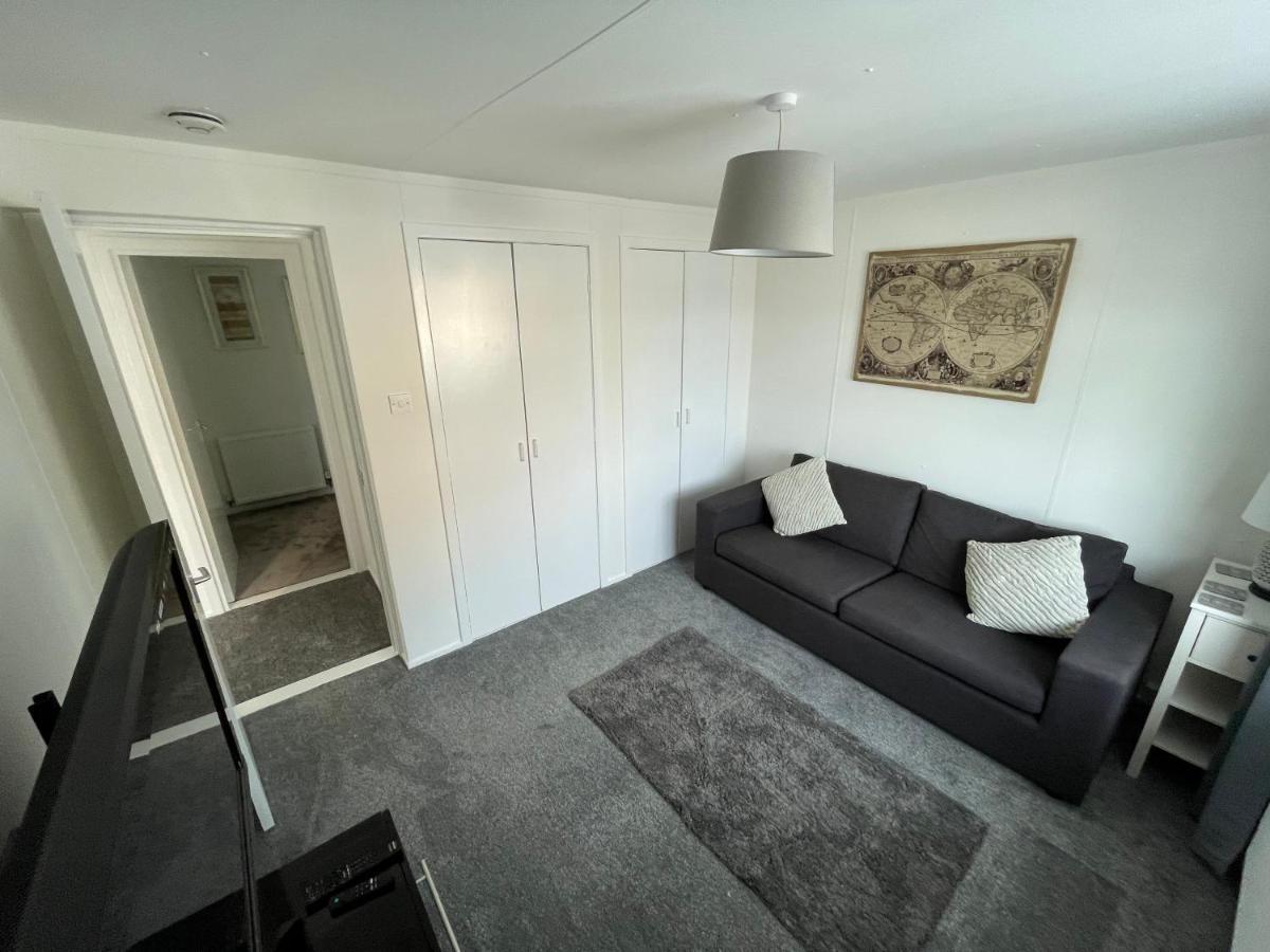 1-Bedroom Semi-Detached Chalet In Uddingston, Glasgow Extérieur photo