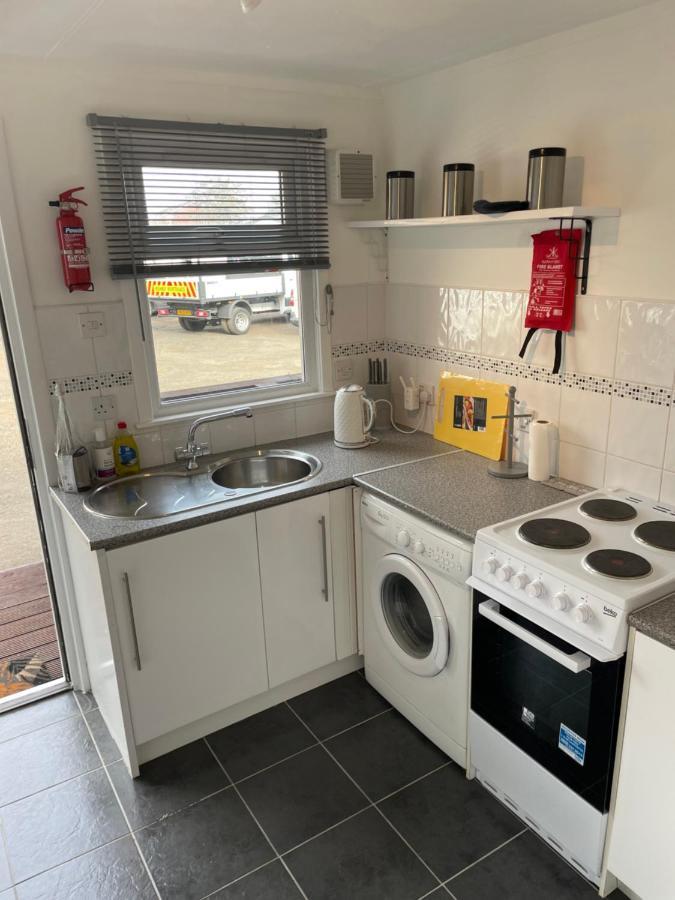 1-Bedroom Semi-Detached Chalet In Uddingston, Glasgow Extérieur photo