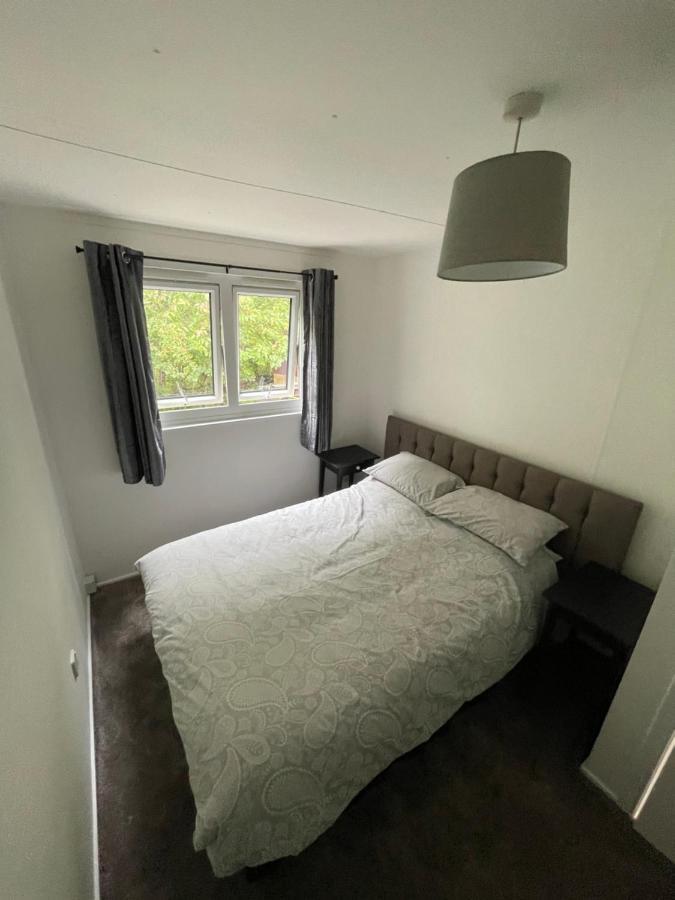 1-Bedroom Semi-Detached Chalet In Uddingston, Glasgow Extérieur photo