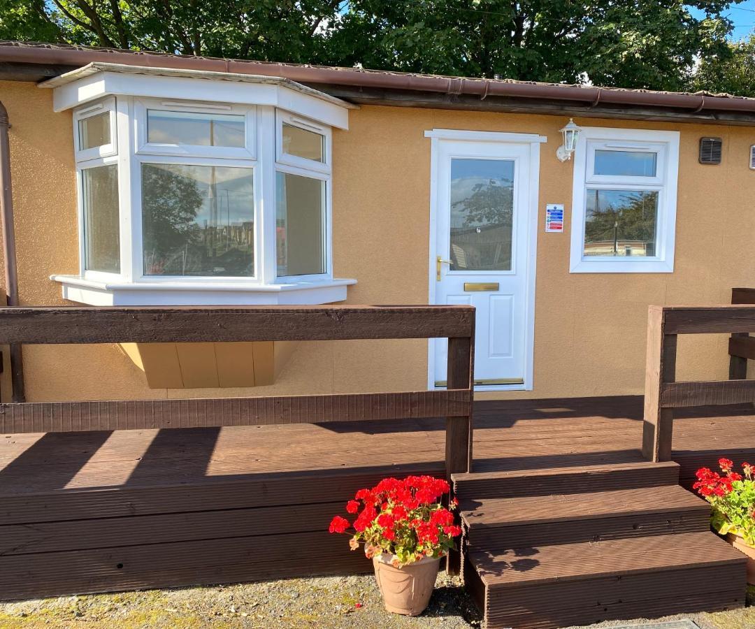 1-Bedroom Semi-Detached Chalet In Uddingston, Glasgow Extérieur photo