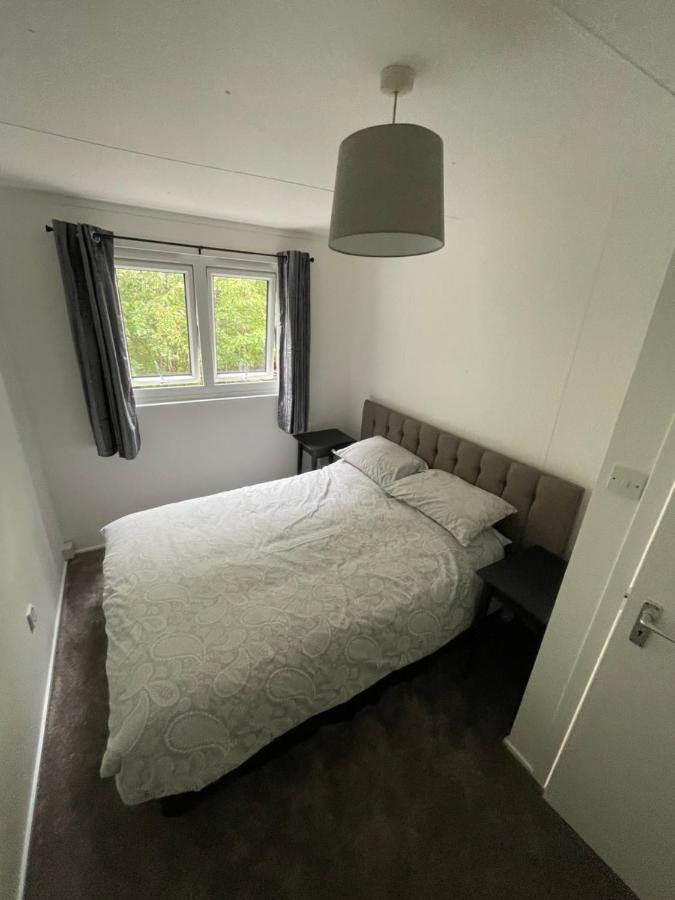 1-Bedroom Semi-Detached Chalet In Uddingston, Glasgow Extérieur photo
