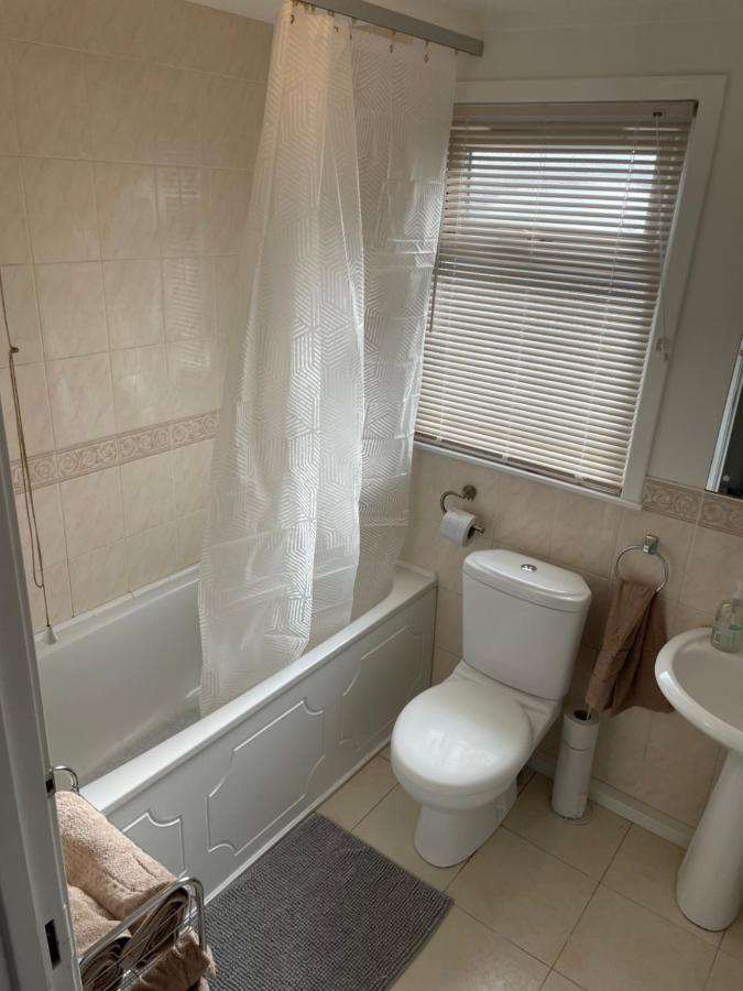 1-Bedroom Semi-Detached Chalet In Uddingston, Glasgow Extérieur photo