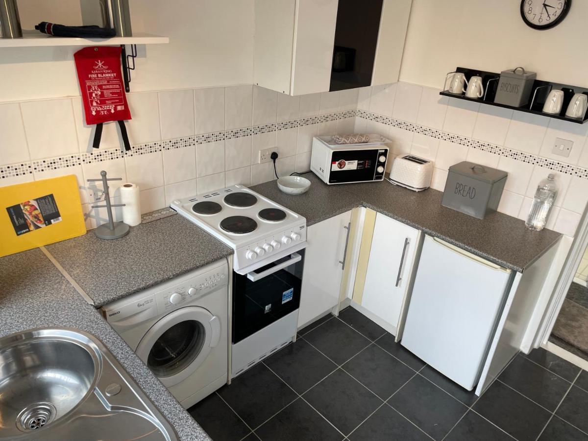 1-Bedroom Semi-Detached Chalet In Uddingston, Glasgow Extérieur photo