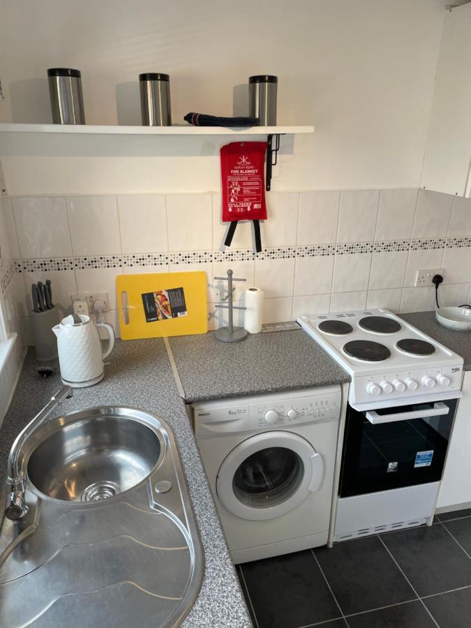 1-Bedroom Semi-Detached Chalet In Uddingston, Glasgow Extérieur photo