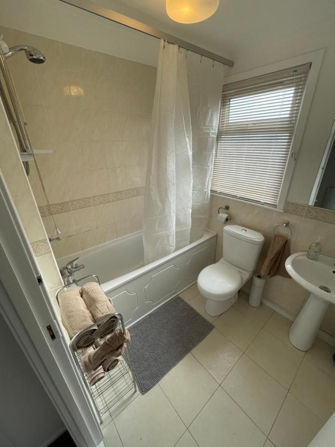 1-Bedroom Semi-Detached Chalet In Uddingston, Glasgow Extérieur photo