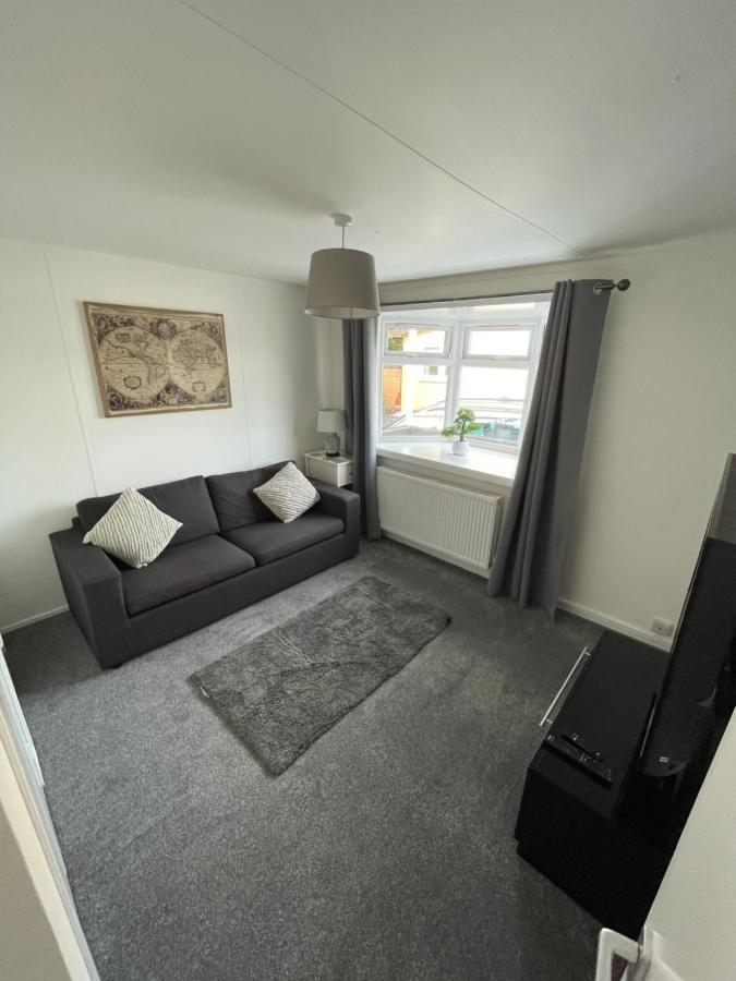 1-Bedroom Semi-Detached Chalet In Uddingston, Glasgow Extérieur photo